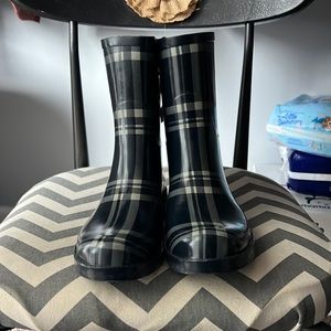 Crown and ivy blue plaid rain boots